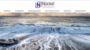 Webseite des Ingenieurbüros Nückel mit Meereshintergrund und Leistungsangeboten.