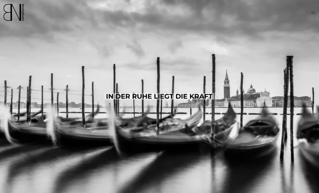 Schwarz-weißes Foto von Gondeln und Venedig mit Text "In der Ruhe liegt die Kraft".