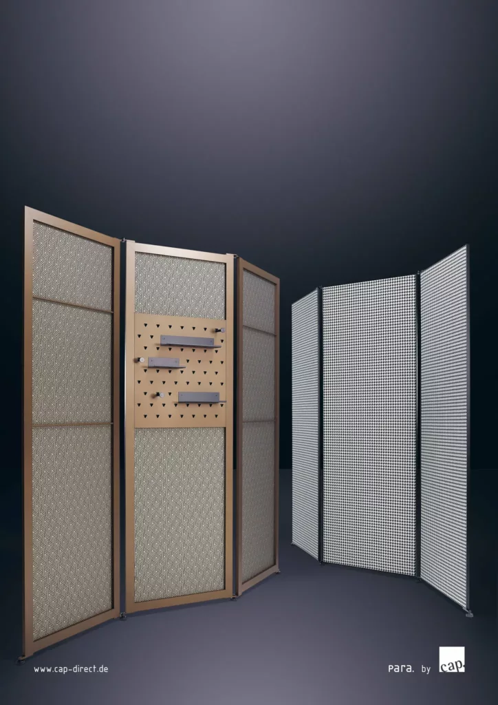 Zwei Paravents mit geometrischen Mustern vor dunklem Hintergrund, einer beige, einer schwarz-weiß.