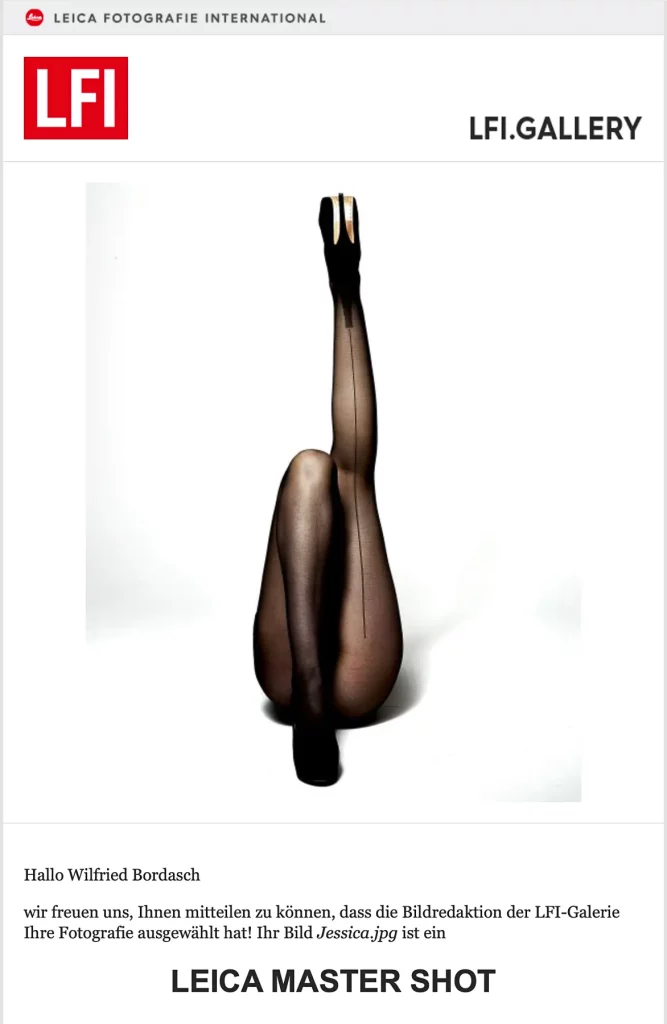 Person in schwarzer, transparenter Kleidung, gestreckte Beine, hohe Absätze, LFI-Anerkennung.