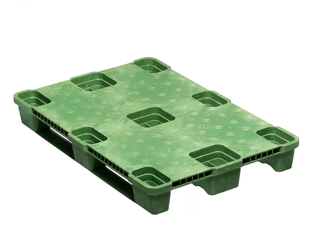 Grüne Kunststoffpalette mit Öffnungen und rutschfester Oberfläche für Transport und Lagerung.