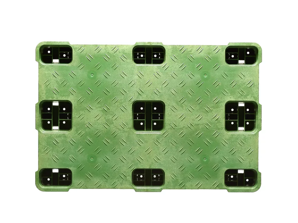 Grüne Kunststoffpalette mit rutschfestem Gittermuster und Aussparungen für Gabelstaplerzinken.