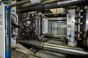 Industriemaschine mit offener Form, sichtbaren Kabeln und Metallteilen