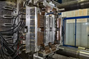 Industrielle Metallmaschine mit Kabeln, Rohrleitungen und mechanischen Stahl-Bronze-Teilen.