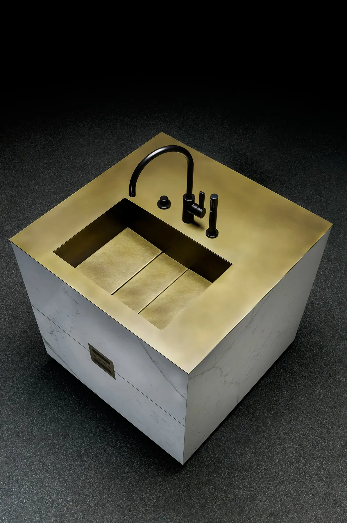 Quadratisches Waschbecken aus Gold mit schwarzem Wasserhahn und weißem Marmorschrank.