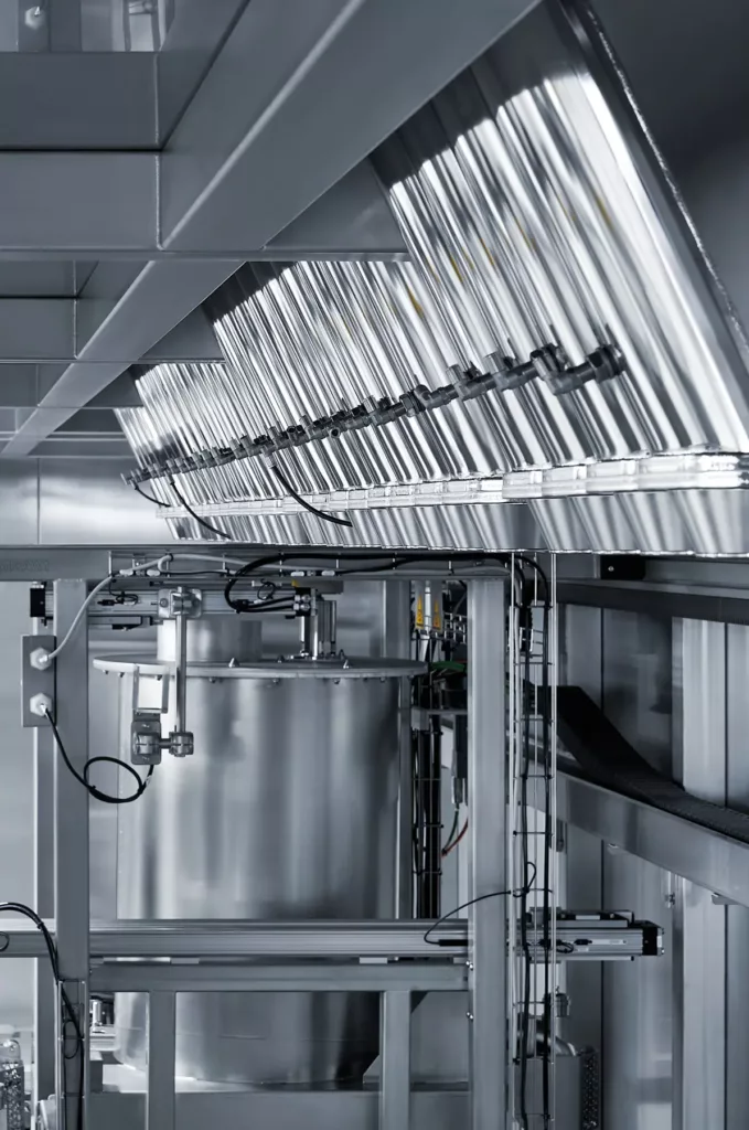 Industrielle Anlage mit Edelstahlrohren und Kabeln, robust für industrielle Anwendungen.