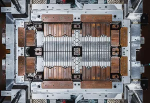 Industrielle Vorrichtung mit Metallkomponenten, symmetrisch konstruiert mit Lamellen.