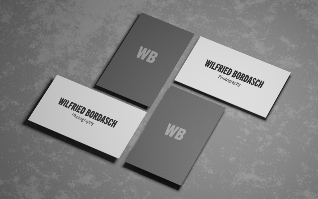 Vier Visitenkarten mit "WB" und "Wilfried Bordasch Photography" auf strukturierter Oberfläche