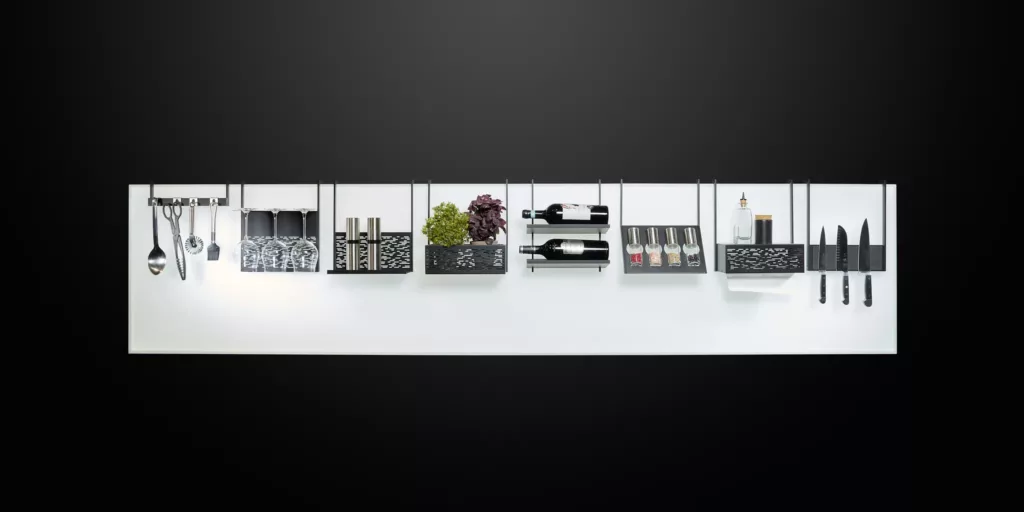 Modernes Küchenregal mit Haken und Ablagen für Utensilien, Gewürze, Wein, Gläser, Messer.